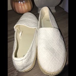 Girls slip on white shoe